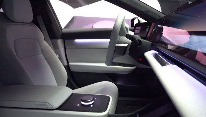 索尼 x 本田联手打造的电动车「AFEELA」再度现身 CES 2024 索尼发布会，用 PS5 手柄就能操控的电动车