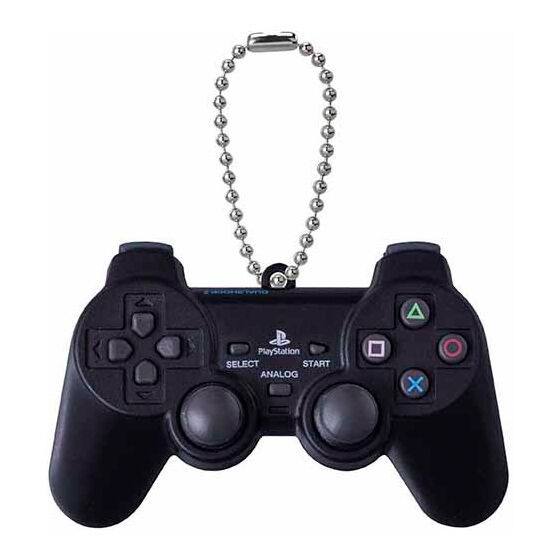 万代预计于今年6月推出PlayStation历代手柄挂件扭蛋，单抽售价500日元（约合人民币25元），按下中间的手柄按钮还会播放启动音效