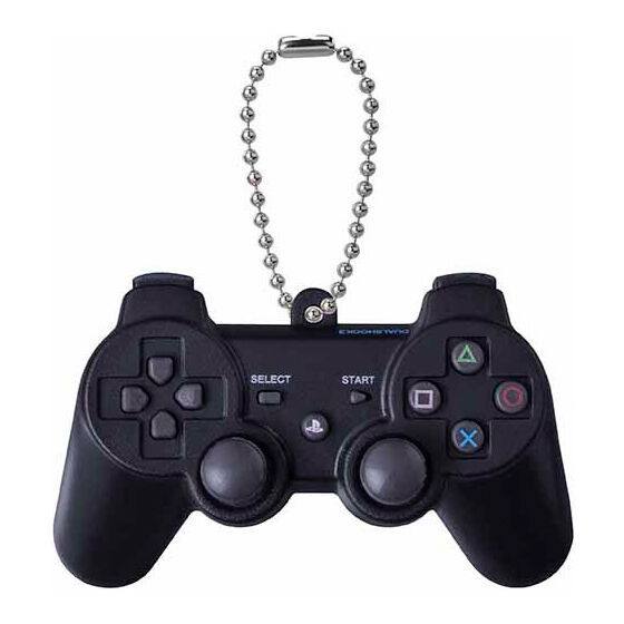 万代预计于今年6月推出PlayStation历代手柄挂件扭蛋，单抽售价500日元（约合人民币25元），按下中间的手柄按钮还会播放启动音效